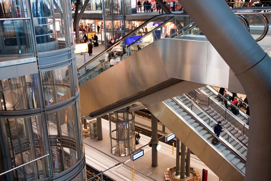 bahnchef im hauptbahnhof treffen mit kunden