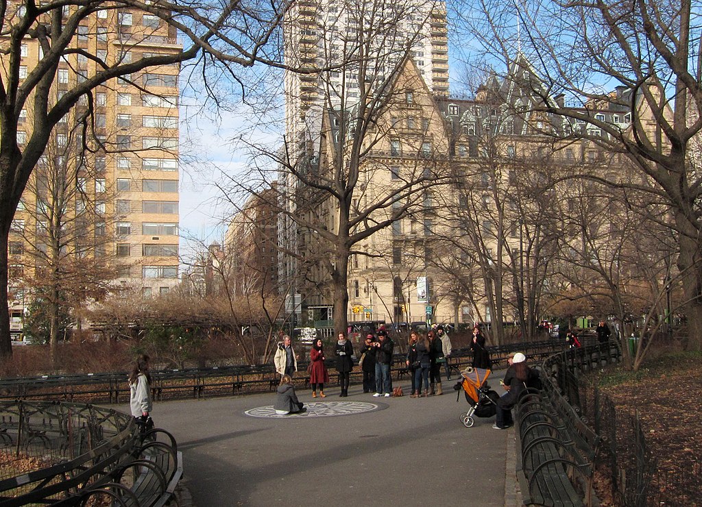Strawberry Fields, Central Park, im Hintergrund das Dakota Building