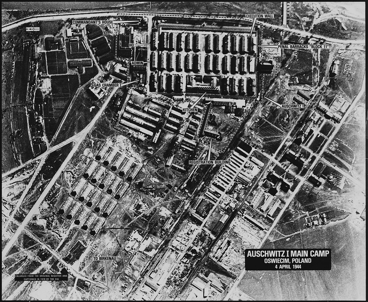 Ein Luftaufklärungsfoto des Konzentrationslagers Auschwitz, das das Lager Auschwitz I zeigt.