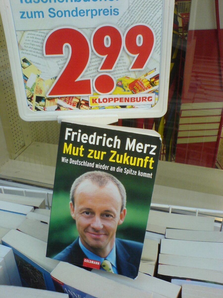 Das Bild zeigt das Buch von Friedrich Merz, mit dem Titel: Mut zur Zukunft – Wie Deutschland wieder an die Spitze kommt (Goldmann, 2002), auf einem Büchergrabbeltisch der Drogeriekette Kloppenburg, angelehnt an ein großes Preisschild: 2,99 EURO.