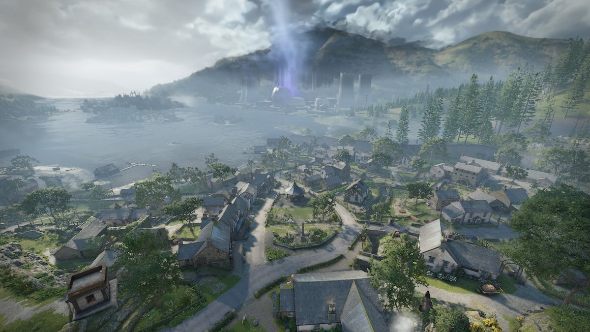 Screenshot aus dem Spiel Atomfall: in einer sehr englischen Landschaft ist ein Dorf aus der Vogelperspektive zu sehen, dahinter ein See mit einer kleinen Insel und am anderen Ufer vor einer Gebrigskette ein Atomkraftwerk aus dessen zerstörtem Reaktorgebäude lilane Strahlen und Blitze gegen den Himmel entweichen.