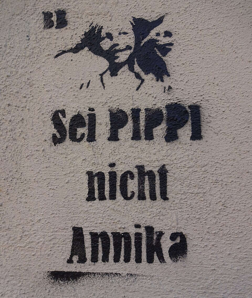 Schablonen-Graffiti an einem Gebäude in der Belfortstraße in München: „Sei Pippi, nicht Annika“ (bezieht sich auf Astrid Lindgren: „Pippi Langstrumpf“