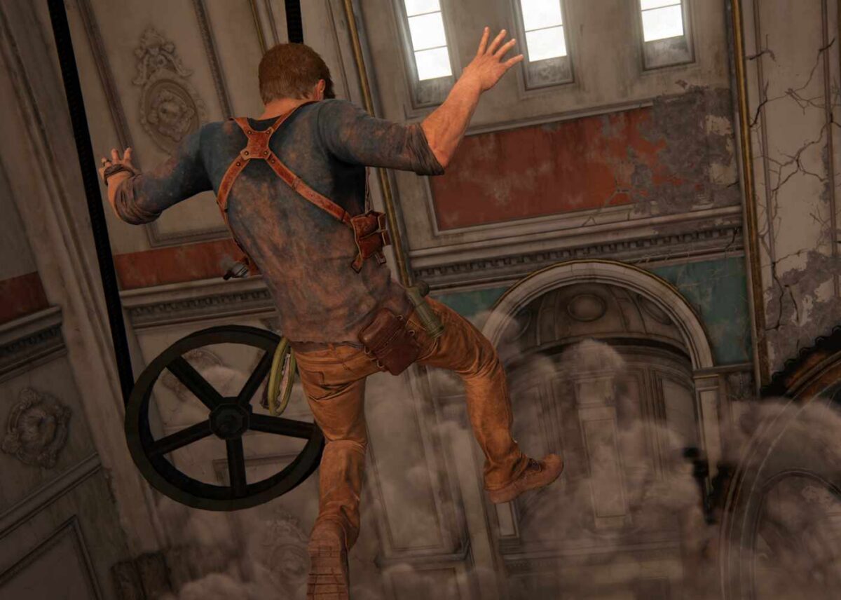 Screenshot aus Uncharted. Nick Drake fällt in einem zusammenbrechenden Kirchturm von der Spitze des Turmes, es sind herabfallende Gebäudeteile und Zahnräder zu sehen.