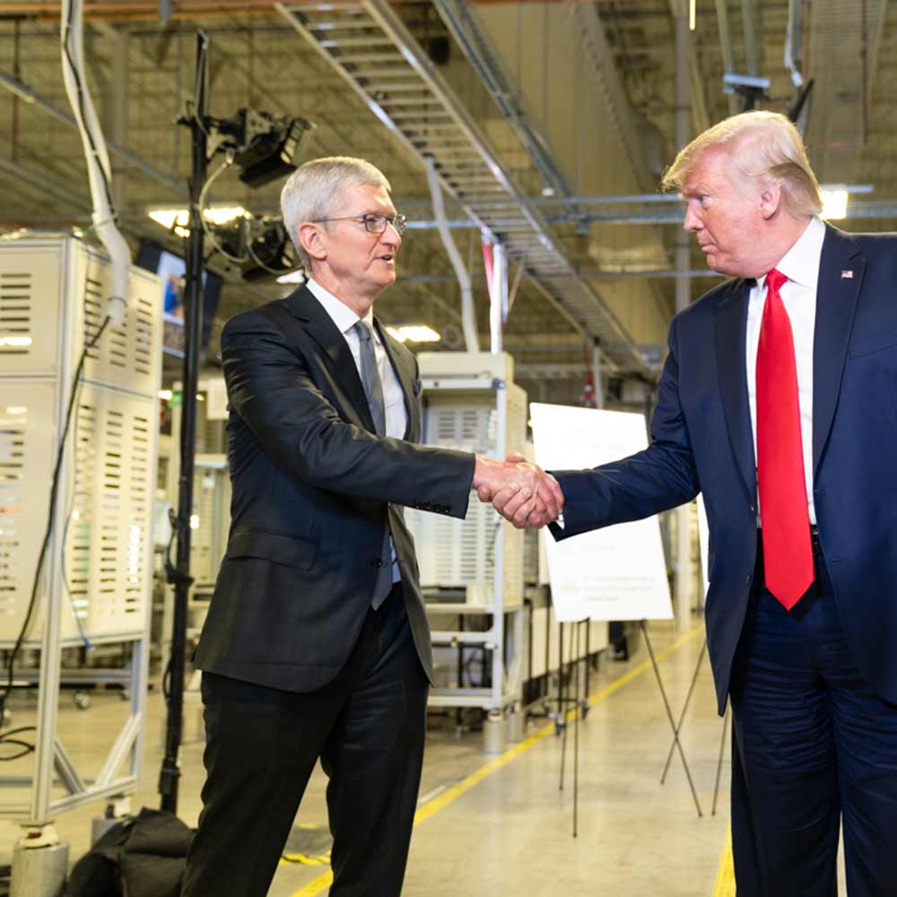 Tim Cook schüttelt die Hand von Donald Trump.