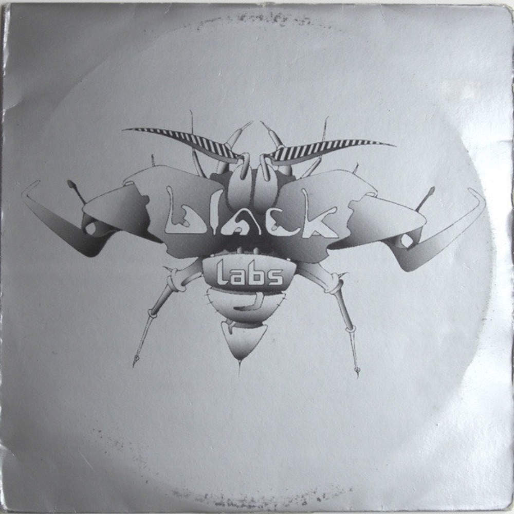 Plattencover in silber, darauf in feiner Strichzeichnung eine Art Käfer, aber eher technischer Natur, eine Drone würde man heute sagen. Auf dem Käfer Schriftzug mit dem Titel.