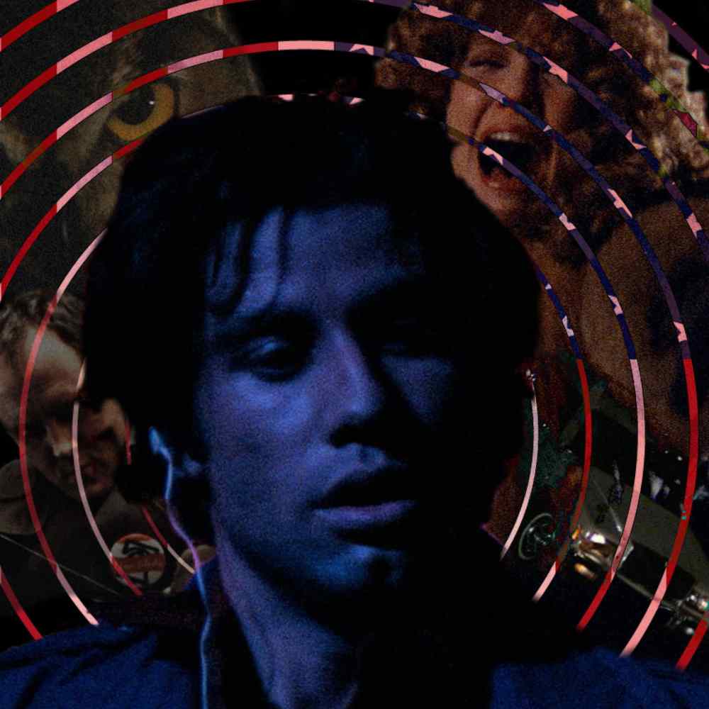 Ein irritiert drei schauender und noch sehr junger John Travolta vor einer aus Ringen zusammengesetzten Collage in der Nancy Allen und eine Eule in Teilen zu sehen sind.