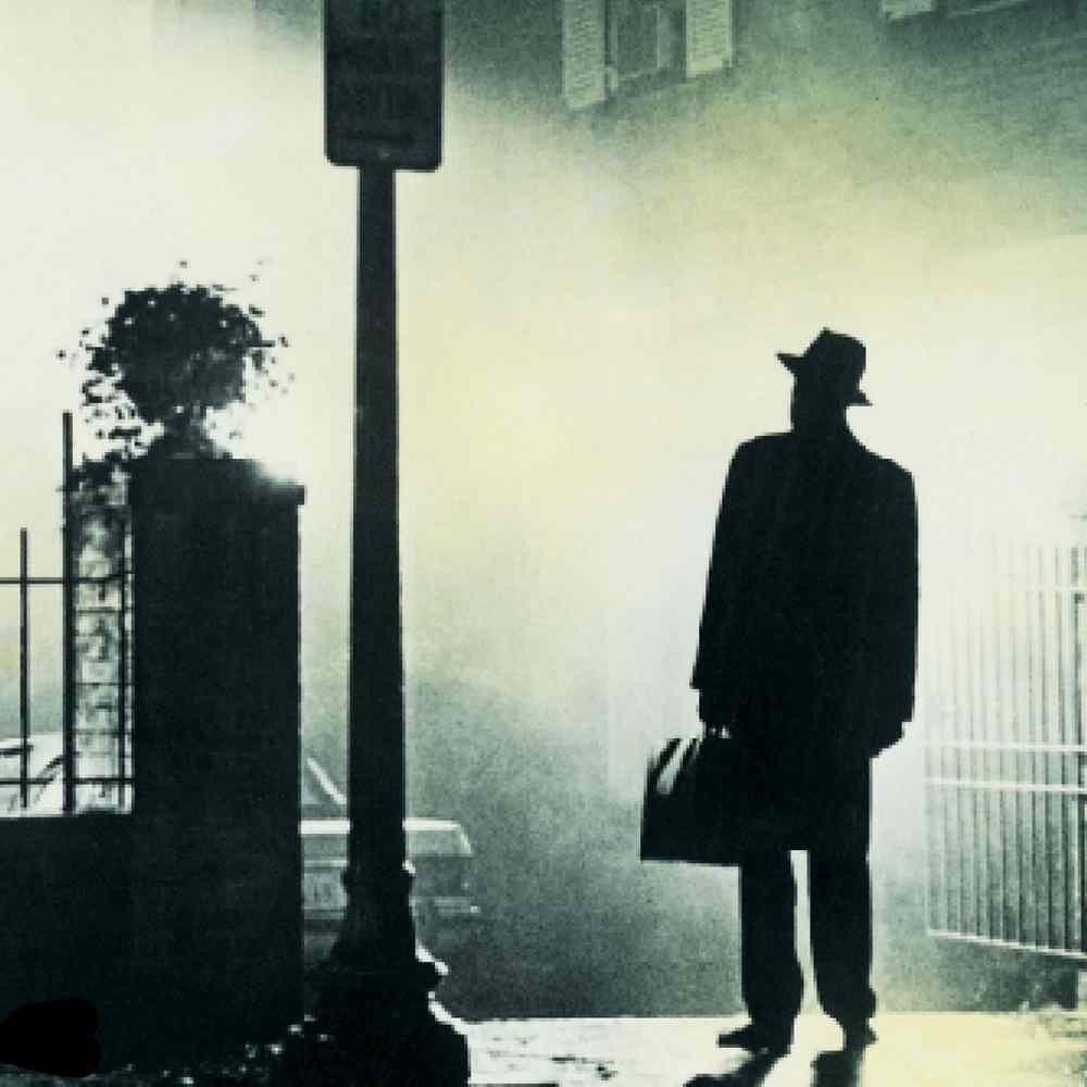 Kinoplakat zur Der Exorzist, zeigt als Schattenriss den Pater vor dem Exorzisten-Haus stehen, ein alter Mann mit einem Koffer in der Hand.